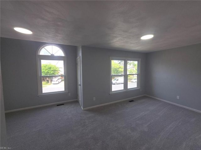 812 S Lake CIR, Chesapeake, VA 23322