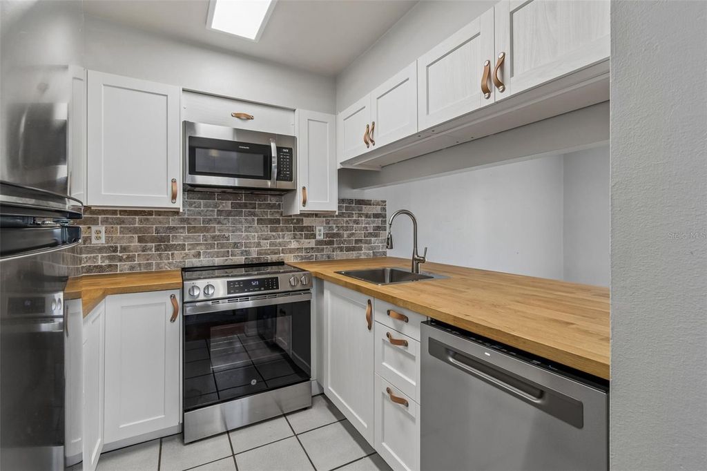 Image 18 of property listing at 5156 SUNRIDGE PALMS DRIVE, Tampa, FL 33617