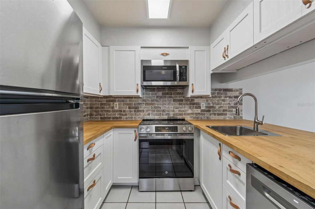 Image 20 of property listing at 5156 SUNRIDGE PALMS DRIVE, Tampa, FL 33617