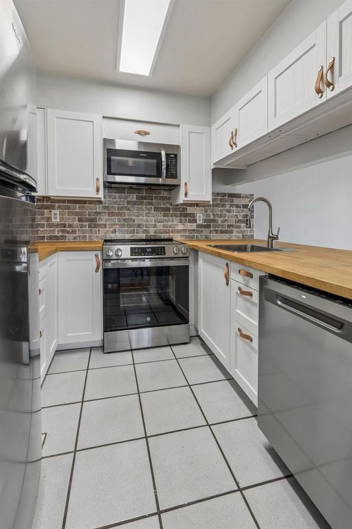 Image 21 of property listing at 5156 SUNRIDGE PALMS DRIVE, Tampa, FL 33617