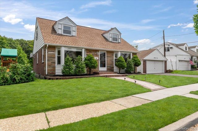 72 Pembrook Drive, Mineola, NY 11501
