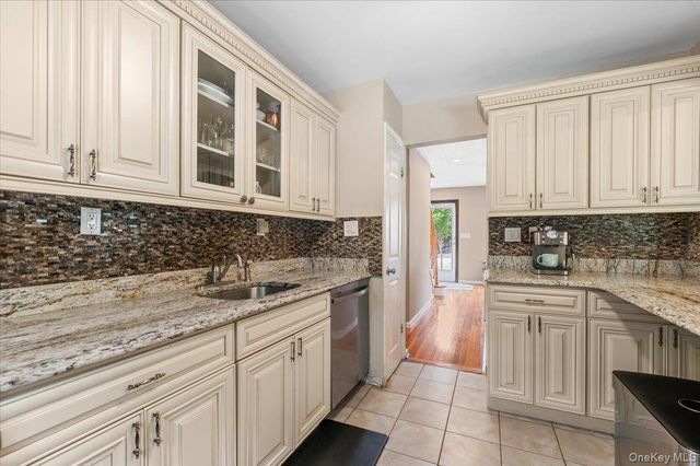 72 Pembrook Drive, Mineola, NY 11501