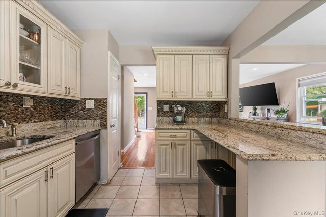 72 Pembrook Drive, Mineola, NY 11501