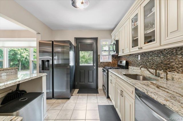 72 Pembrook Drive, Mineola, NY 11501