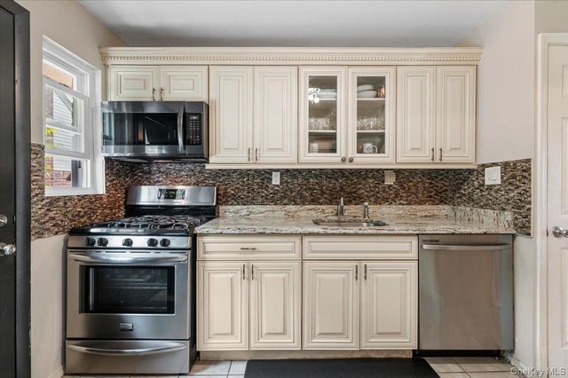 72 Pembrook Drive, Mineola, NY 11501