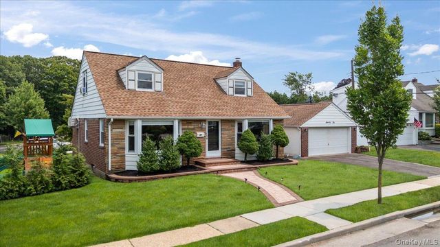 72 Pembrook Drive, Mineola, NY 11501