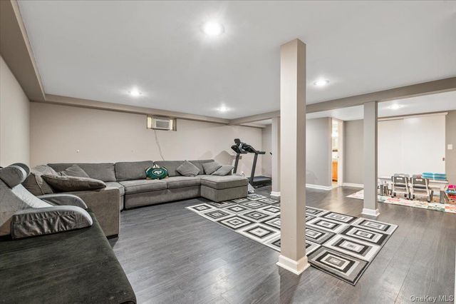 72 Pembrook Drive, Mineola, NY 11501