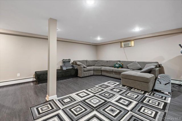 72 Pembrook Drive, Mineola, NY 11501