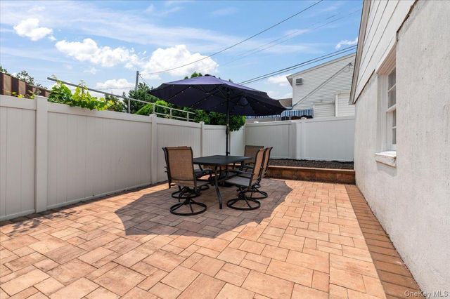 72 Pembrook Drive, Mineola, NY 11501