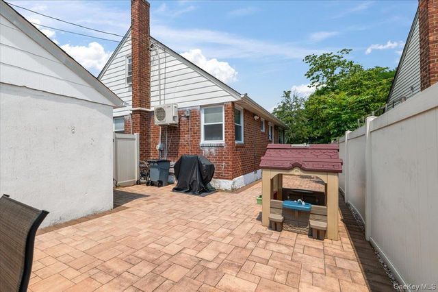72 Pembrook Drive, Mineola, NY 11501