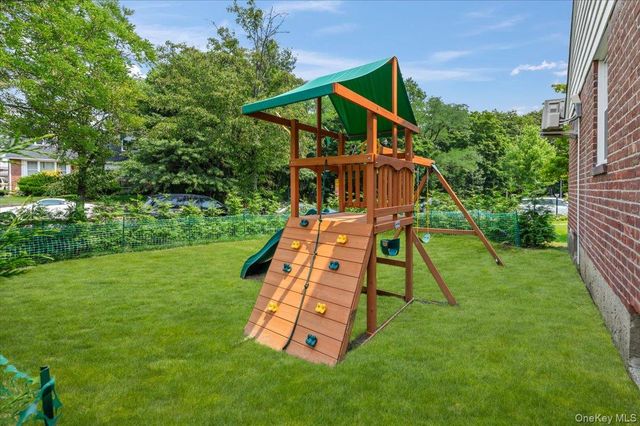 72 Pembrook Drive, Mineola, NY 11501