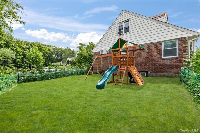72 Pembrook Drive, Mineola, NY 11501