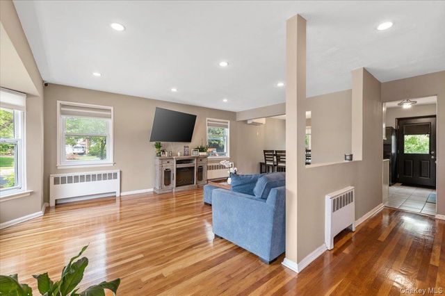 72 Pembrook Drive, Mineola, NY 11501