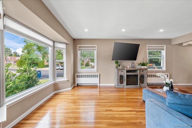 72 Pembrook Drive, Mineola, NY 11501