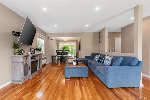 72 Pembrook Drive, Mineola, NY 11501