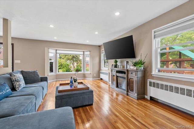 72 Pembrook Drive, Mineola, NY 11501