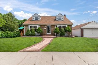 72 Pembrook Drive, Mineola, NY 11501