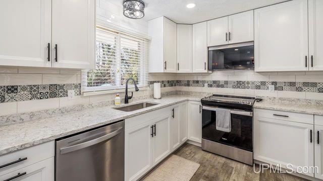 2711 Lake Shore Drive, Escanaba, MI 49829