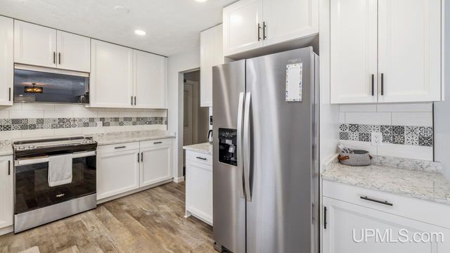 2711 Lake Shore Drive, Escanaba, MI 49829