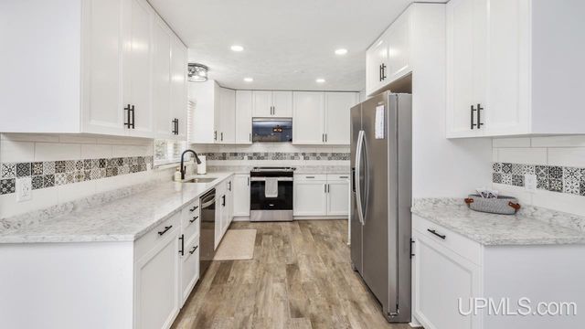 2711 Lake Shore Drive, Escanaba, MI 49829