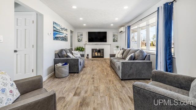 2711 Lake Shore Drive, Escanaba, MI 49829