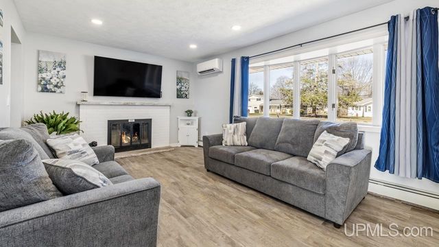 2711 Lake Shore Drive, Escanaba, MI 49829