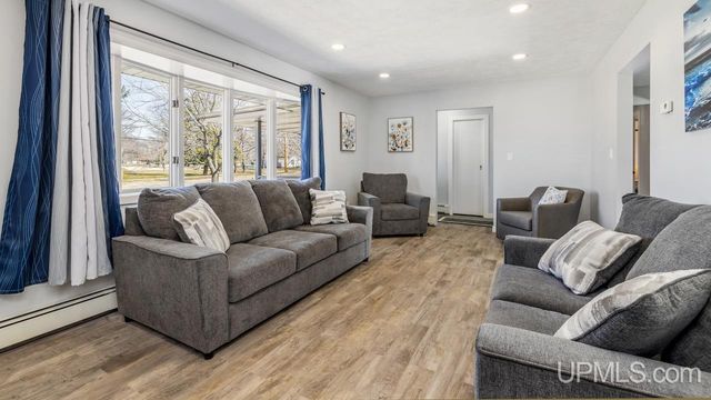 2711 Lake Shore Drive, Escanaba, MI 49829