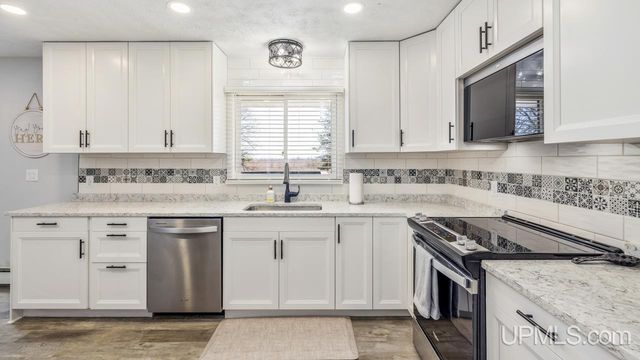 2711 Lake Shore Drive, Escanaba, MI 49829