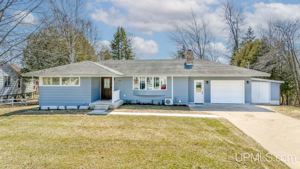 2711 Lake Shore Drive, Escanaba, MI 49829