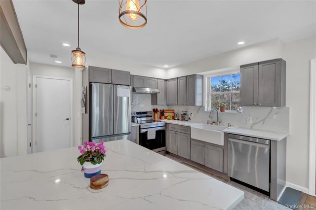 21 Woodside Avenue, Port Jefferson, NY 11777