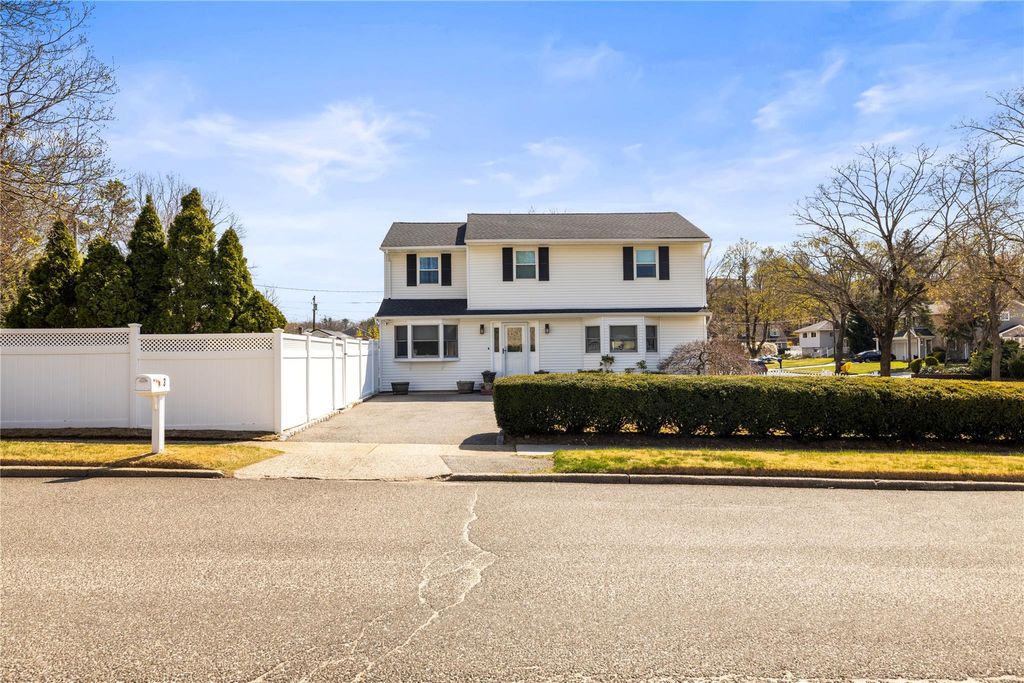 3 Glacier Drive, Smithtown, NY 11787