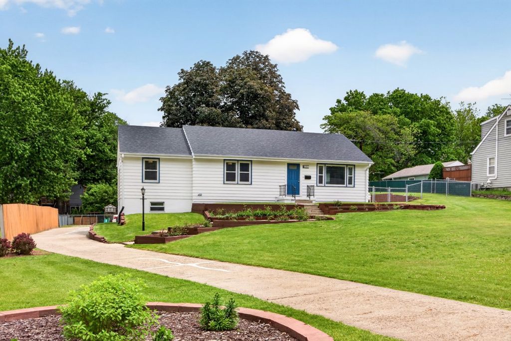 2701 56th Street, Des Moines, IA 50310