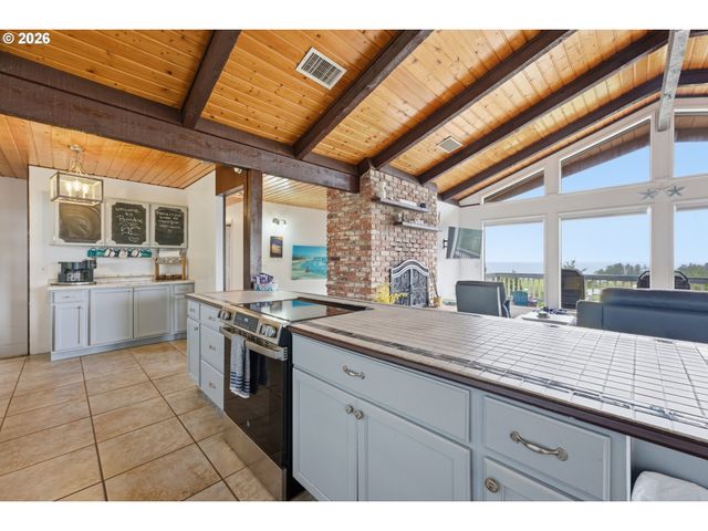 15629 PELICAN BAY Dr, Brookings, OR 97415