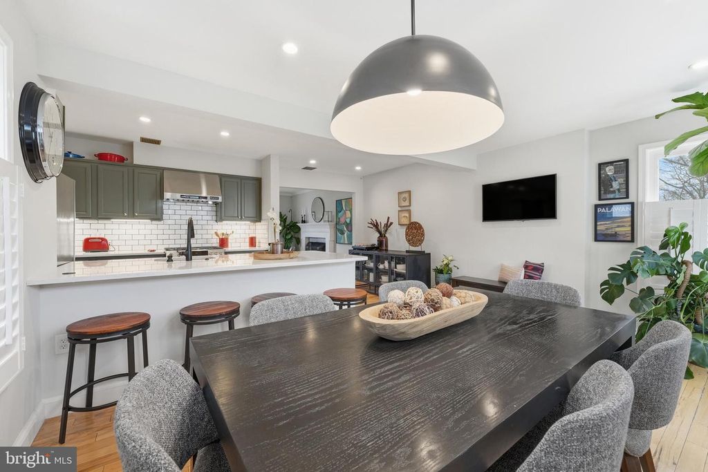 Image 12 of property listing at 8916 WHITNEY ST, Silver Spring, MD 20901