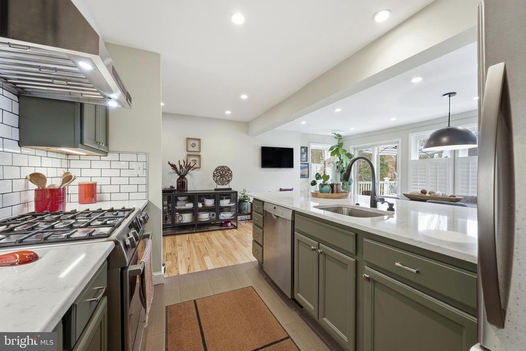 Image 15 of property listing at 8916 WHITNEY ST, Silver Spring, MD 20901