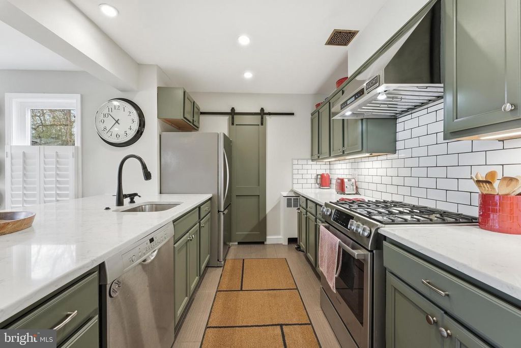 Image 16 of property listing at 8916 WHITNEY ST, Silver Spring, MD 20901