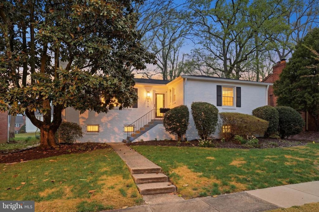 Image 2 of property listing at 8916 WHITNEY ST, Silver Spring, MD 20901