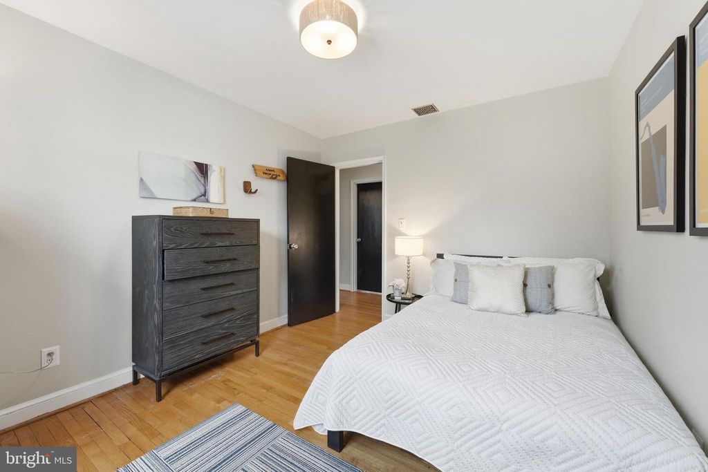 Image 29 of property listing at 8916 WHITNEY ST, Silver Spring, MD 20901