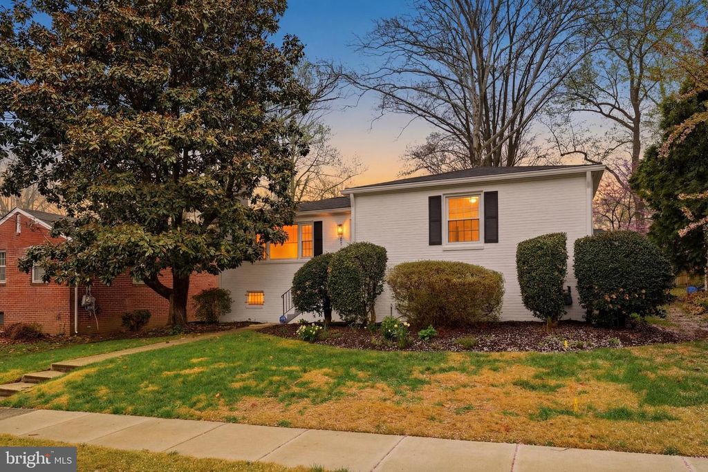 Image 3 of property listing at 8916 WHITNEY ST, Silver Spring, MD 20901