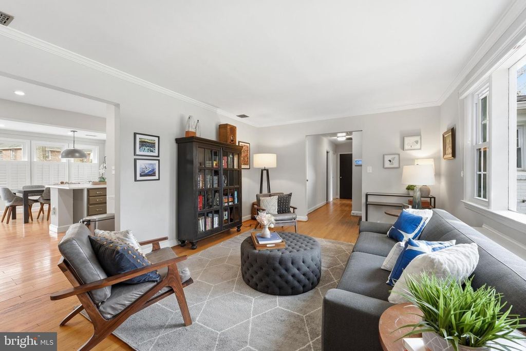 Image 7 of property listing at 8916 WHITNEY ST, Silver Spring, MD 20901