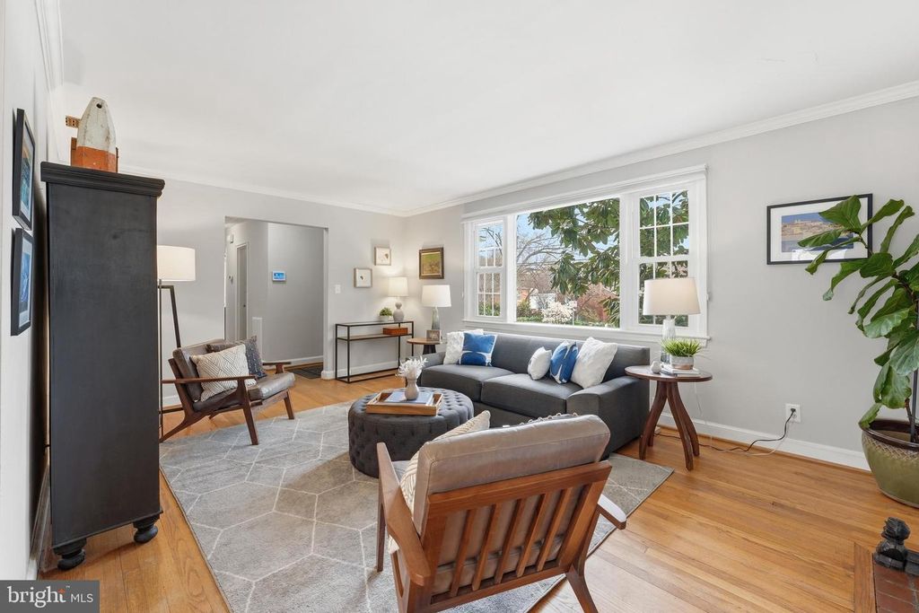 Image 8 of property listing at 8916 WHITNEY ST, Silver Spring, MD 20901