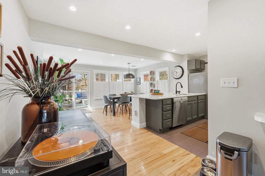 Image 9 of property listing at 8916 WHITNEY ST, Silver Spring, MD 20901