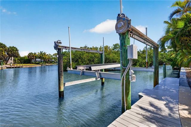 738 Anchor DR, Sanibel, FL 33957