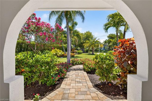 738 Anchor DR, Sanibel, FL 33957