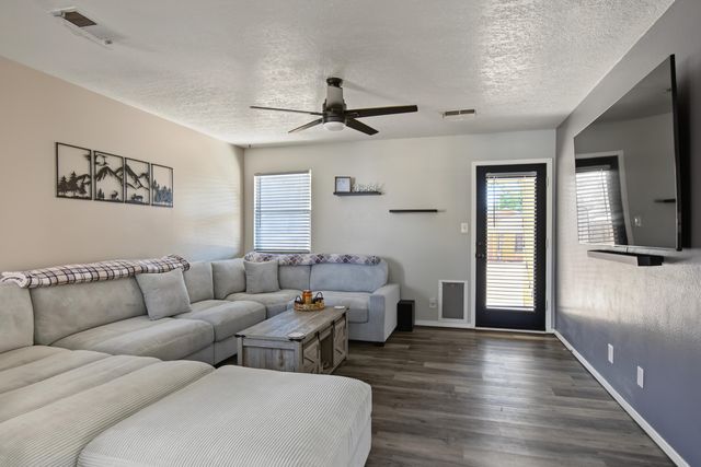 908 Somerset Meadows Drive NE, Rio Rancho, NM 87144