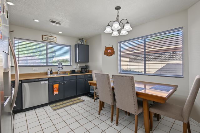 908 Somerset Meadows Drive NE, Rio Rancho, NM 87144