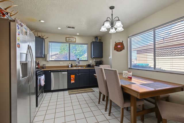 908 Somerset Meadows Drive NE, Rio Rancho, NM 87144