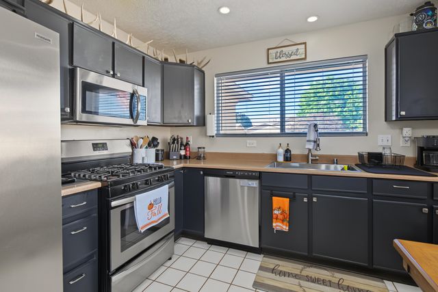 908 Somerset Meadows Drive NE, Rio Rancho, NM 87144