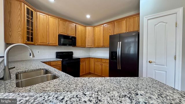 8915 ROYAL HANNAH LN, Fairfax, VA 22031