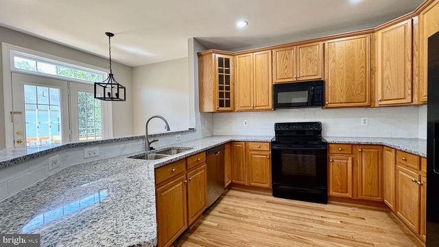 8915 ROYAL HANNAH LN, Fairfax, VA 22031